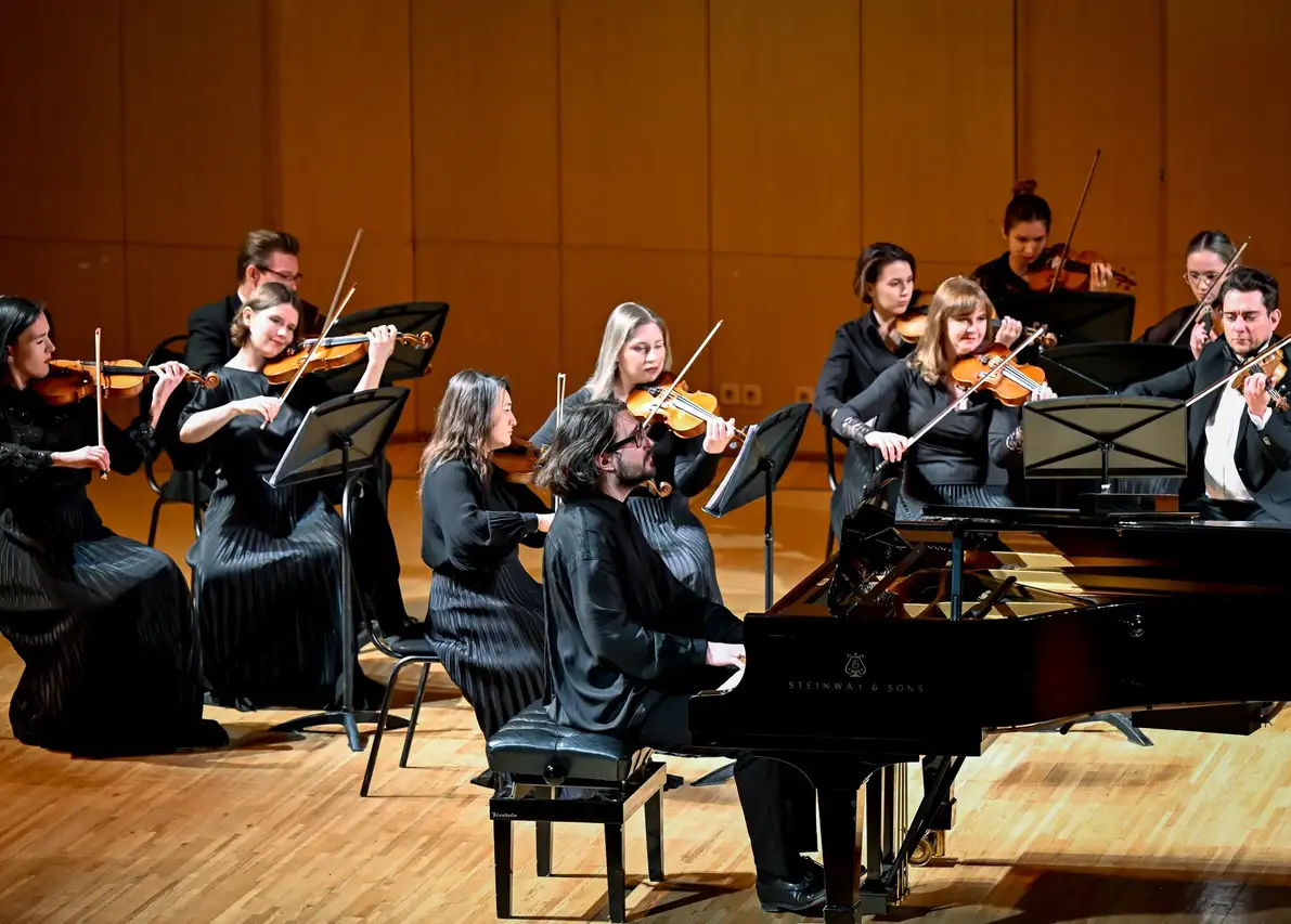 Аб. "В каждой музыке Бах..." Солист, дирижер - А.Кашпурин. Красноярский камерный оркестр