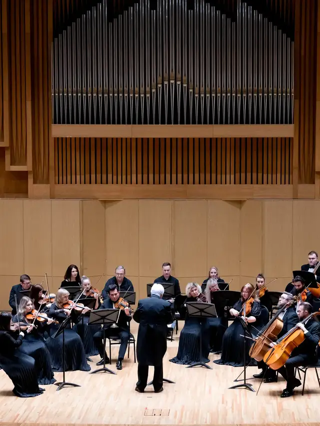 Красноярский камерный оркестр (художественный руководитель и главный дирижер – заслуженный деятель искусств РФ Михаил Бенюмов)