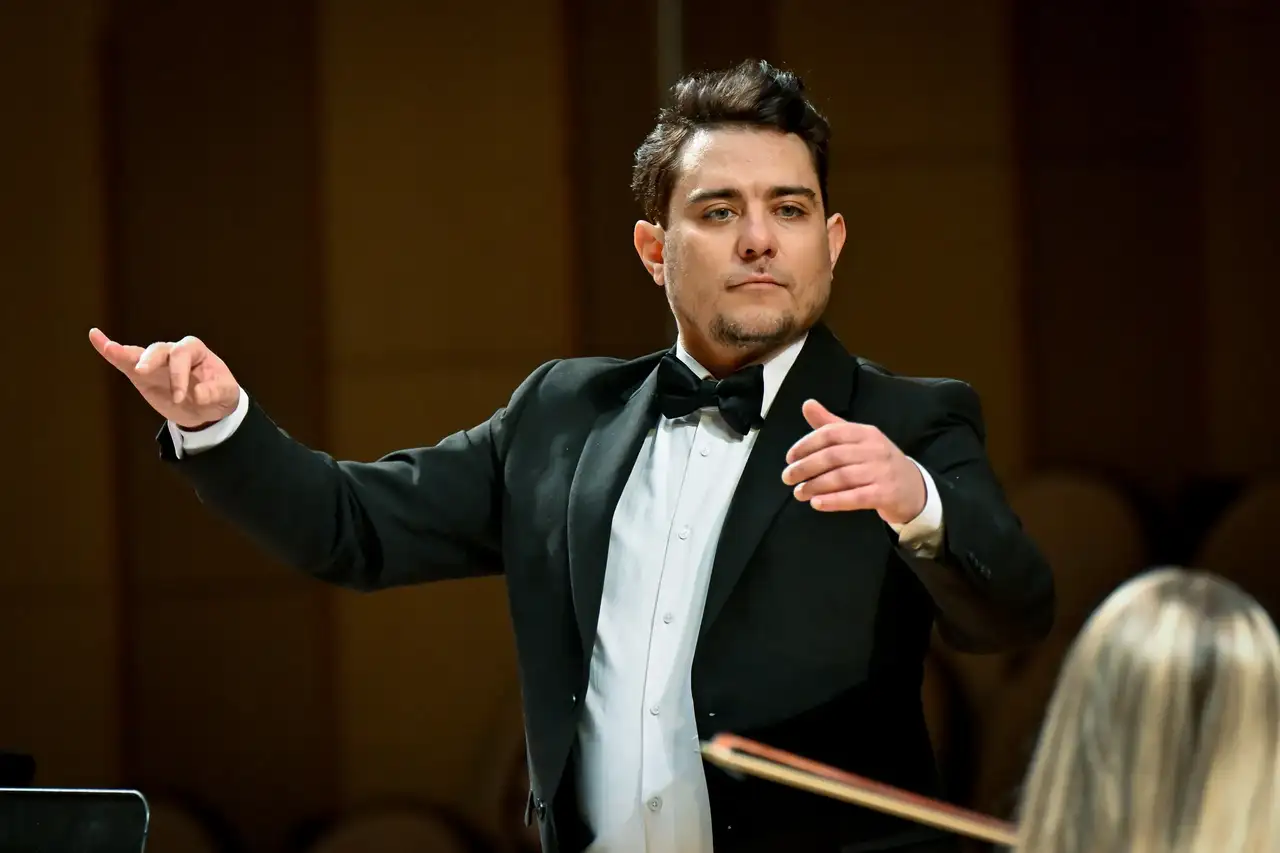 Дирижер – заслуженный работник Красноярского края Леонид Жуковский