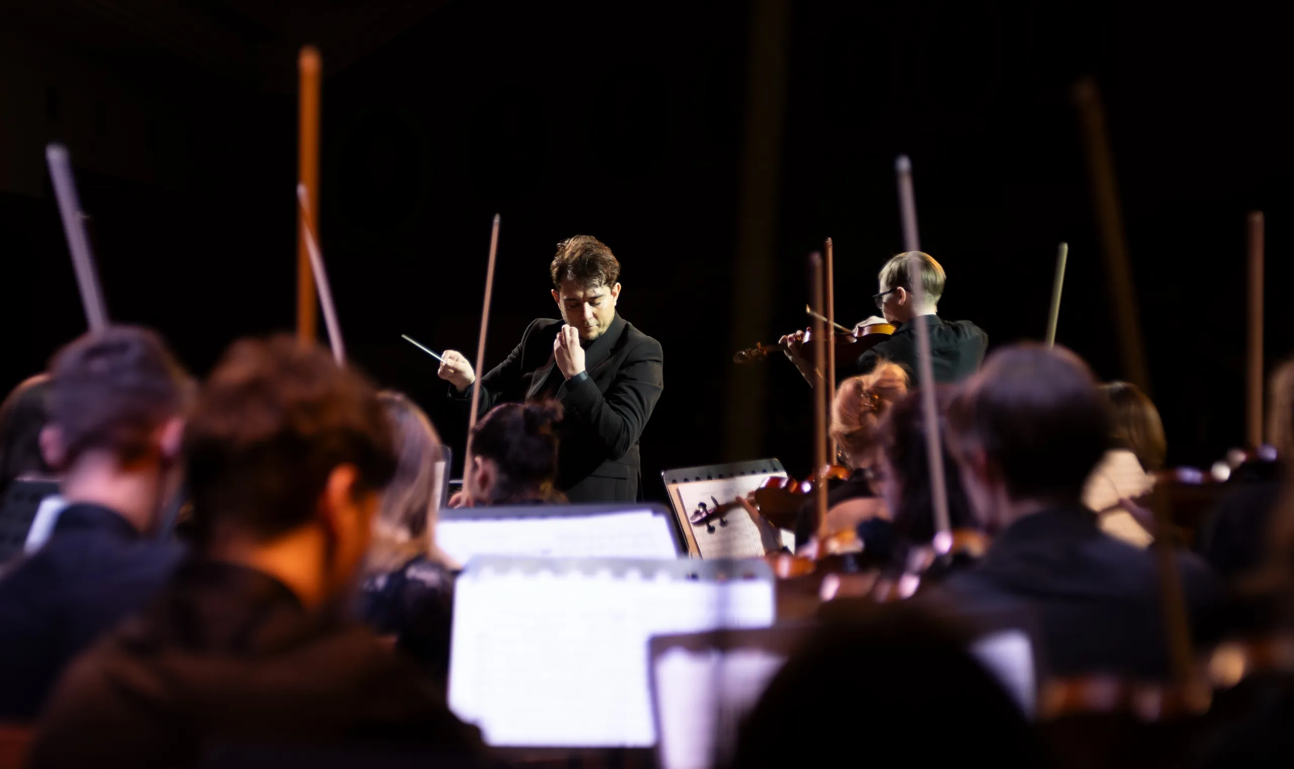 Дирижёр – заслуженный работник культуры Красноярского края Леонид Жуковский