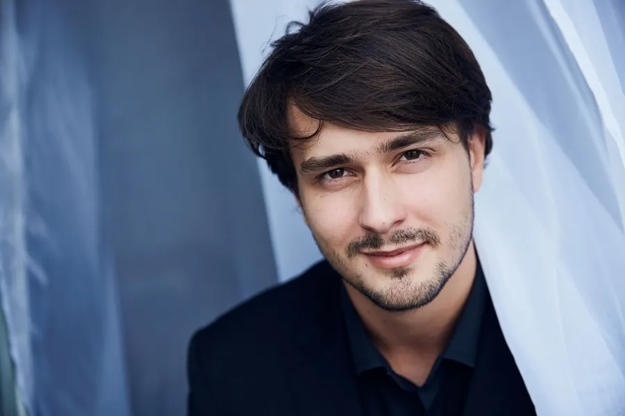 Абонемент "В каждой музыке Бах..." Солист, дирижер - А. Кашпурин. Красноярский камерный оркестр