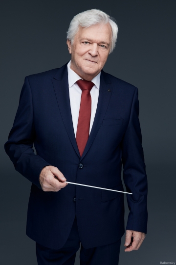 "Под управлением любви"