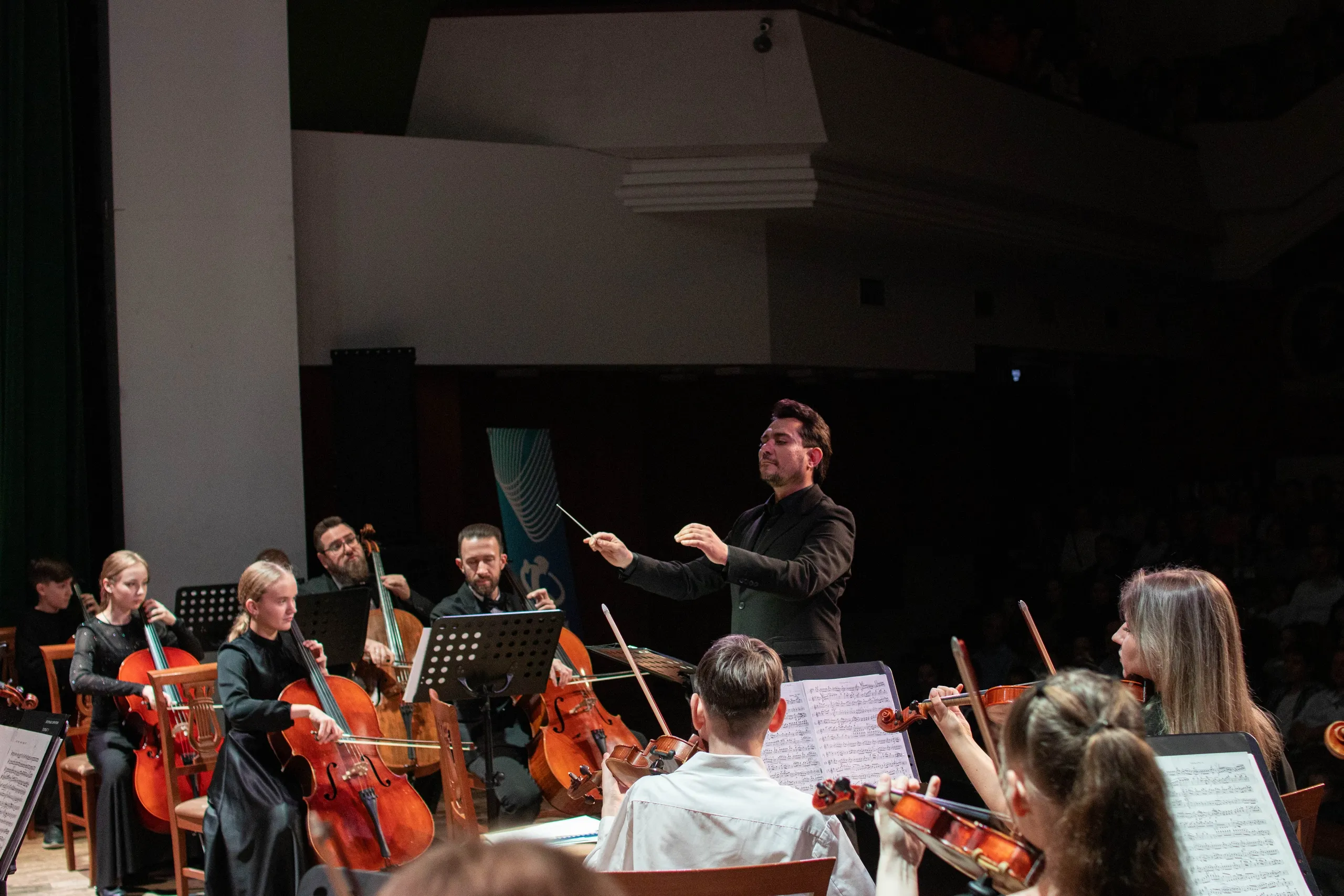 Дирижер – заслуженный работник культуры Красноярского края Леонид Жуковский