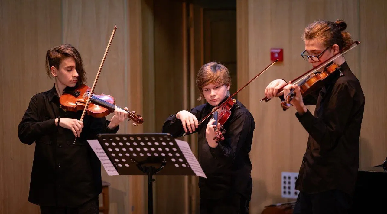 Ступени мастерства: юные струнники с Красноярским камерным оркестром